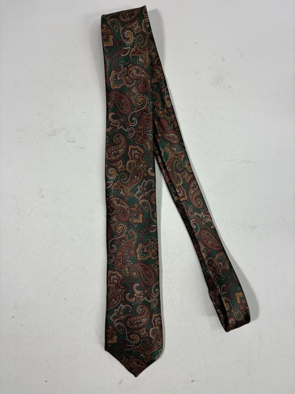 Elegant Paisley Necktie in Green and Burgundy